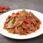 жареные кусочки говядины с овощами в остром кисло-сладком соусе